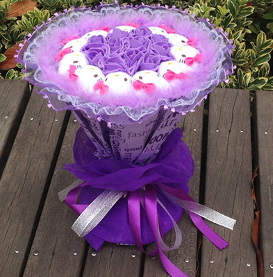 Valentines-Day-bouquet-of-artificial-flowers-hellokitty
